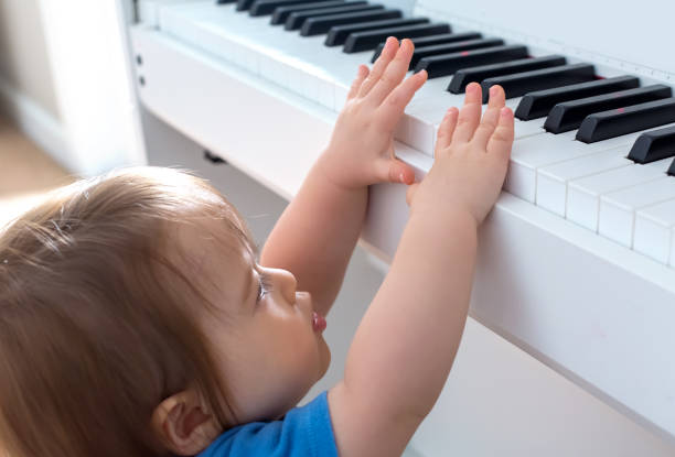 ピアノを弾く小さい子