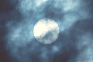 雲に隠れる月