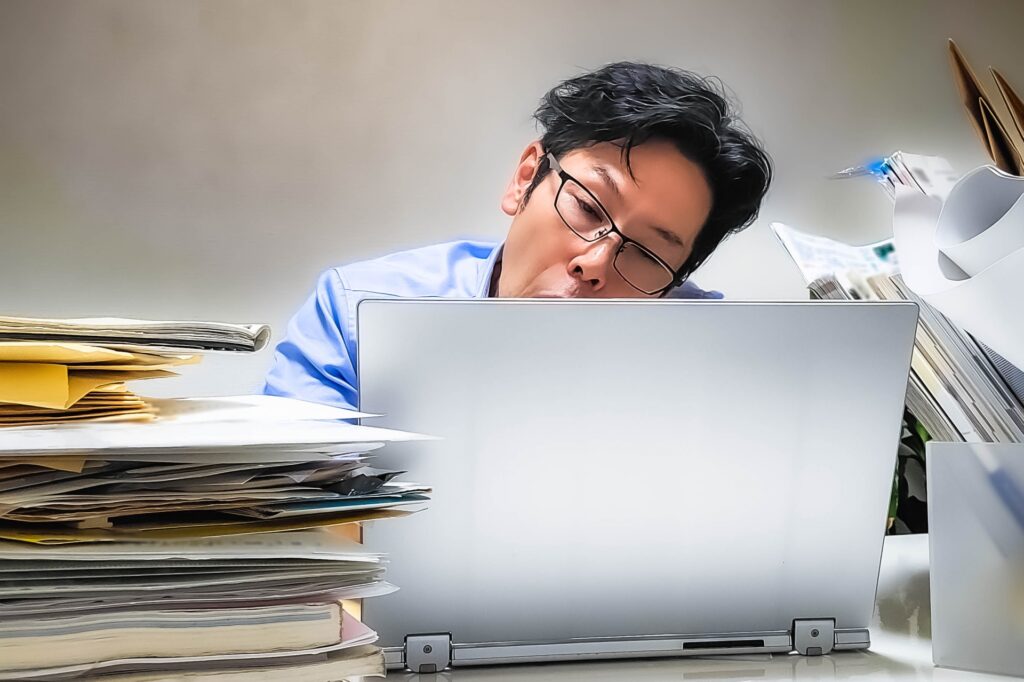 下手の考え休むに似たりとは?意味や使い方、類義語などを徹底解説! | ことわざのナルゾウ